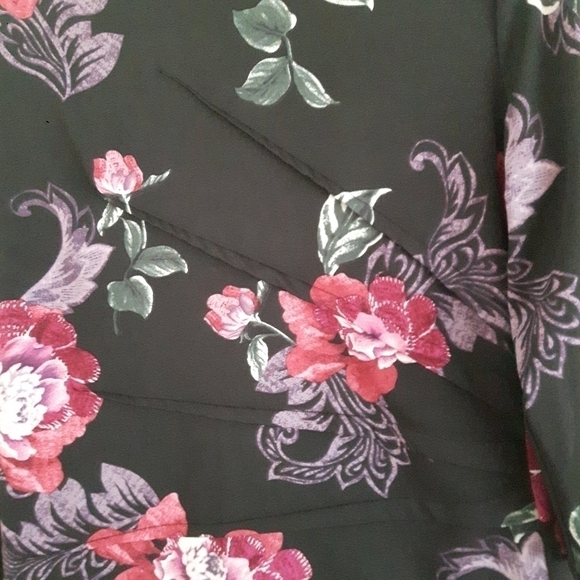 2/$35 SALE LAURA Petite Black Floral Top with Side Pleating. Size M EUC. - Picture 3 of 9
